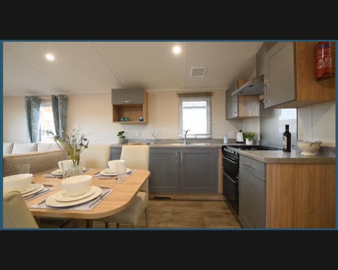 Villa Exotic 3-Bed Caravan At Newquay Holiday Park Exterior foto